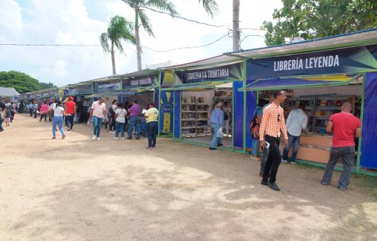 Feria del Libro con baja asistencia durante la tarde del día feriado 