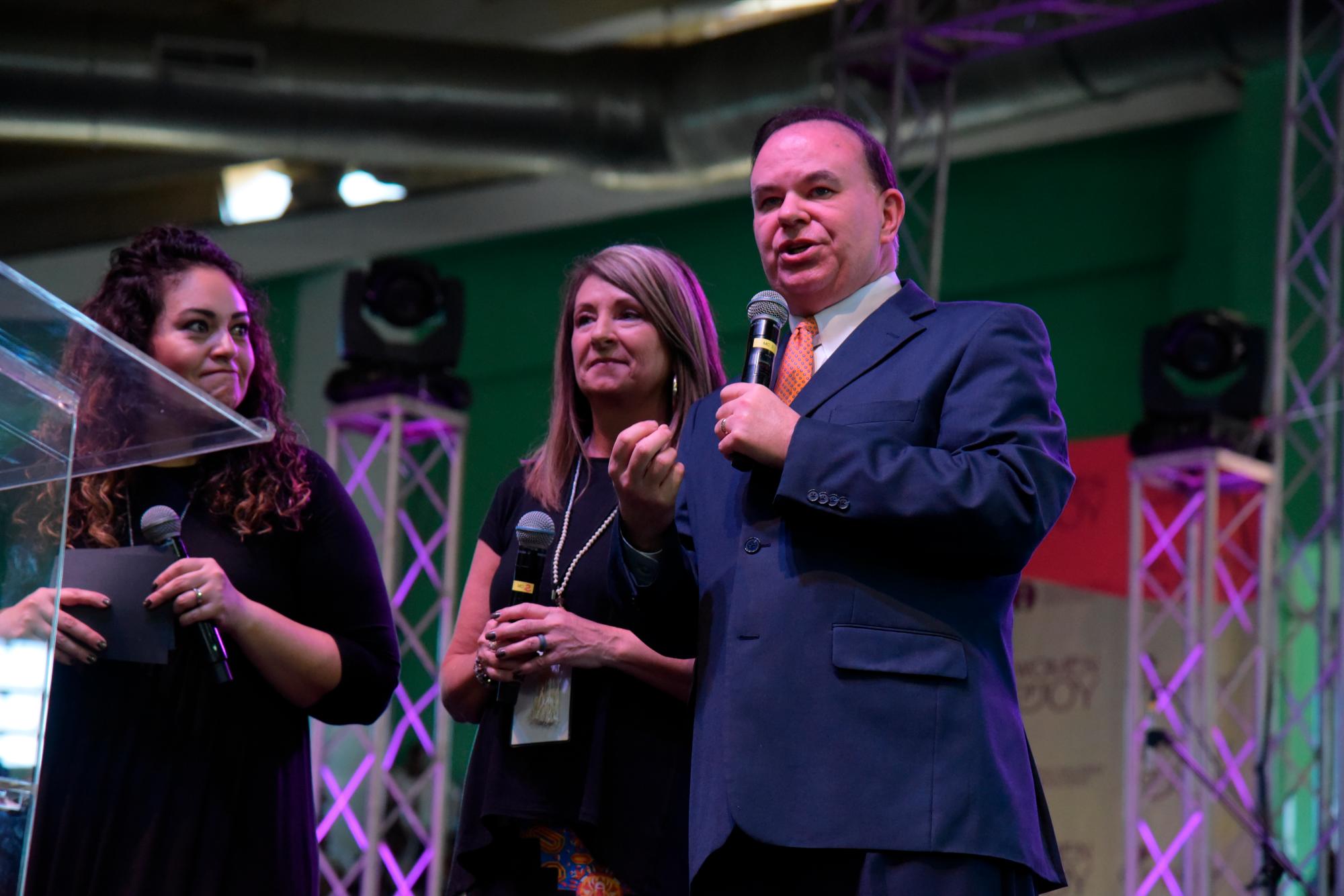 Los pastores Phil y Eva Waldred en la actividad.