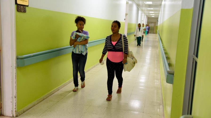 La mayoría de los especialistas no está prestando atención médica, denuncia el ministro de Salud Pública