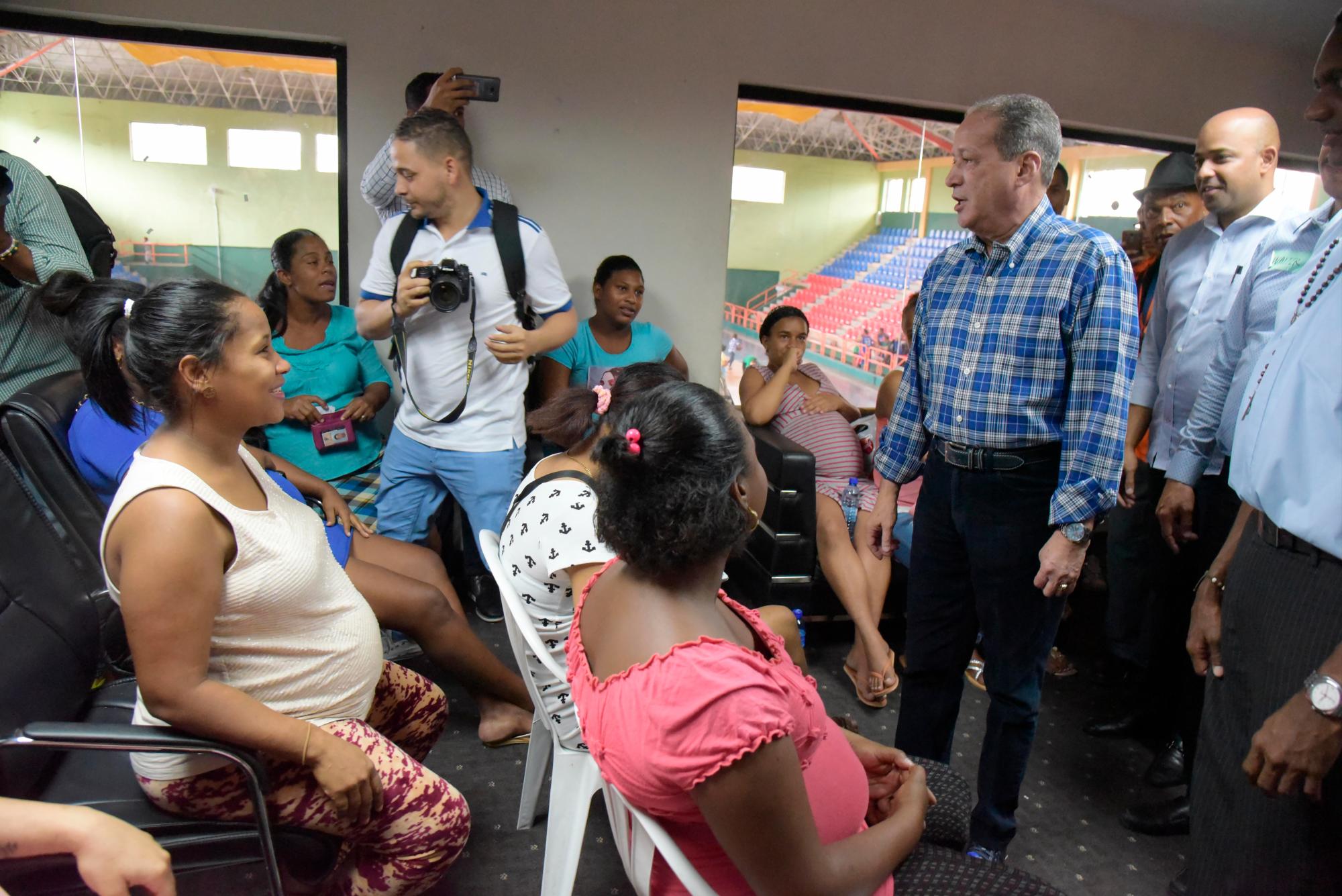 En el operativo también se distribuyó canastillas a las embarazadas.