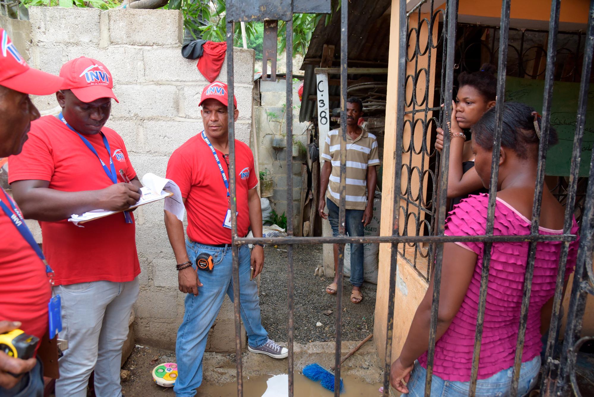 Inspectores del INVI hacen el levantamiento(José Justo Féliz 