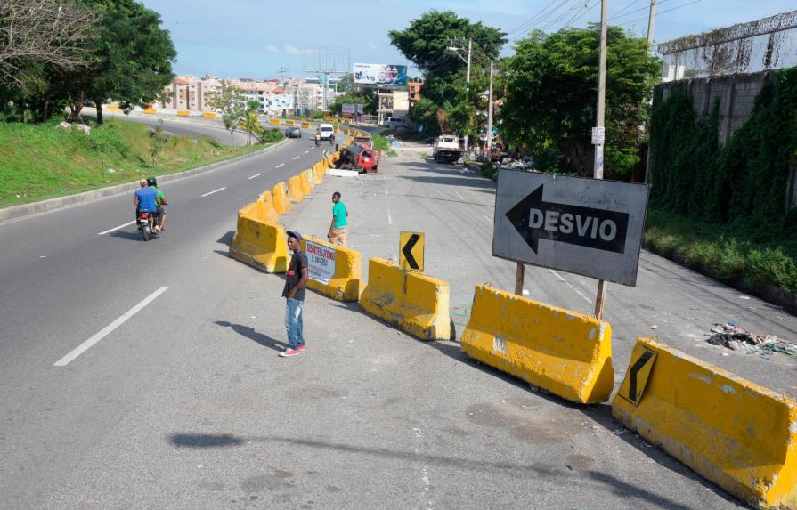Abandonan el distribuidor de tránsito en Santo Domingo Oeste