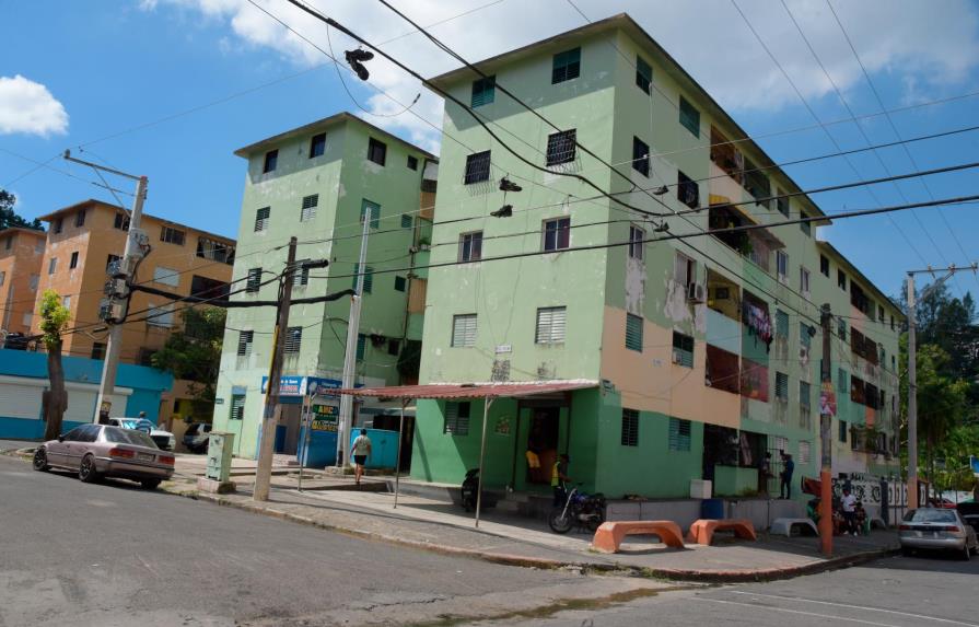 Collado anuncia asumirá remozamiento de 15 edificios en Puerto Isabela o el “Hoyo de Chulin”