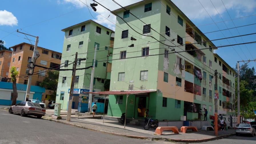 Collado anuncia asumirá remozamiento de 15 edificios en Puerto Isabela o el “Hoyo de Chulin”