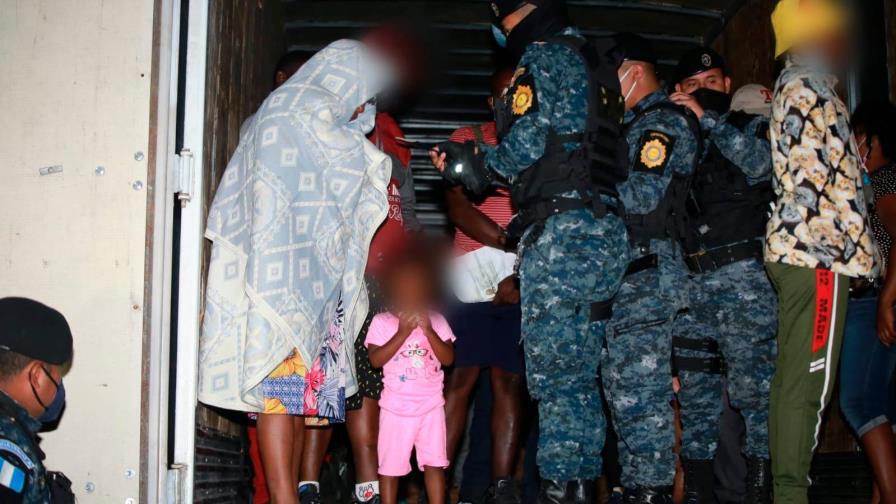 Guatemala detiene a 54 migrantes haitianos en furgón y los envía a Honduras Guatemala detiene a 54 migrantes haitianos en furgón y los envía a Honduras
