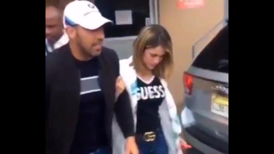 Jhoel López sale caminando de la clínica Abel González Jhoel López sale caminando de la clínica Abel González