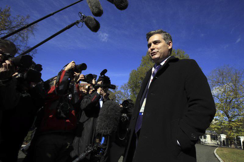 Juez ordena Casa Blanca devolver pase reportero CNN