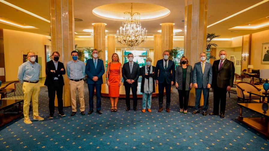 Directivos de cadenas hoteleras españolas y ejecutivos del Popular sostienen reunión  
