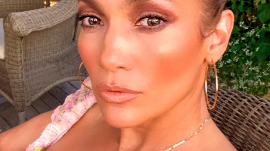 Jennifer López se prepara para lanzar su línea de cosméticos de JLo Beauty