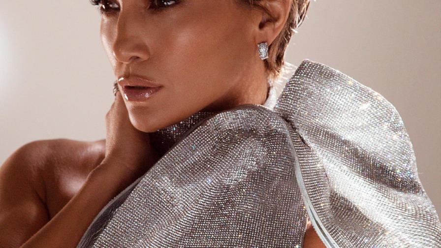 JLo estrena atrevido cambio de look en la portada de Allure