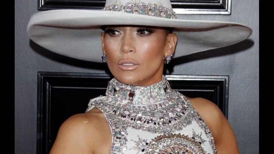 Sombreros, trajes de pantalón y orgullo latino brillan en una desenfadada alfombra 