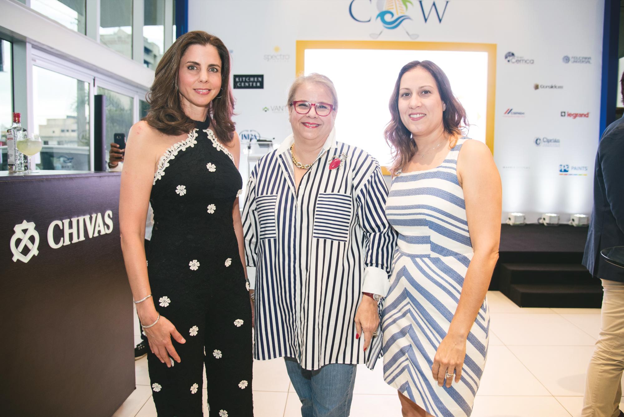 Gina Haché de Cabrera, Angelly Valera y Nicole Rodríguez.