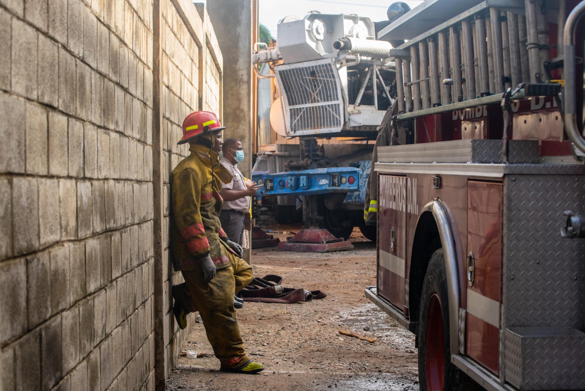 El trabajo de los efectivos del Cuerpo de Bomberos del Distrito Nacional logró sofocar las llamas que afectaron una fábrica de colchones en el Ensanche La Fe. (Foto: Juan Miguel Peña)
