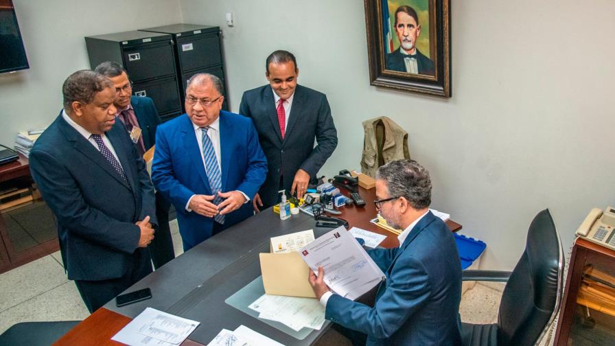 PLD y PRM presentan a la JCE relación de precandidatos renunciantes PLD y PRM presentan a la JCE relación de precandidatos renunciantes