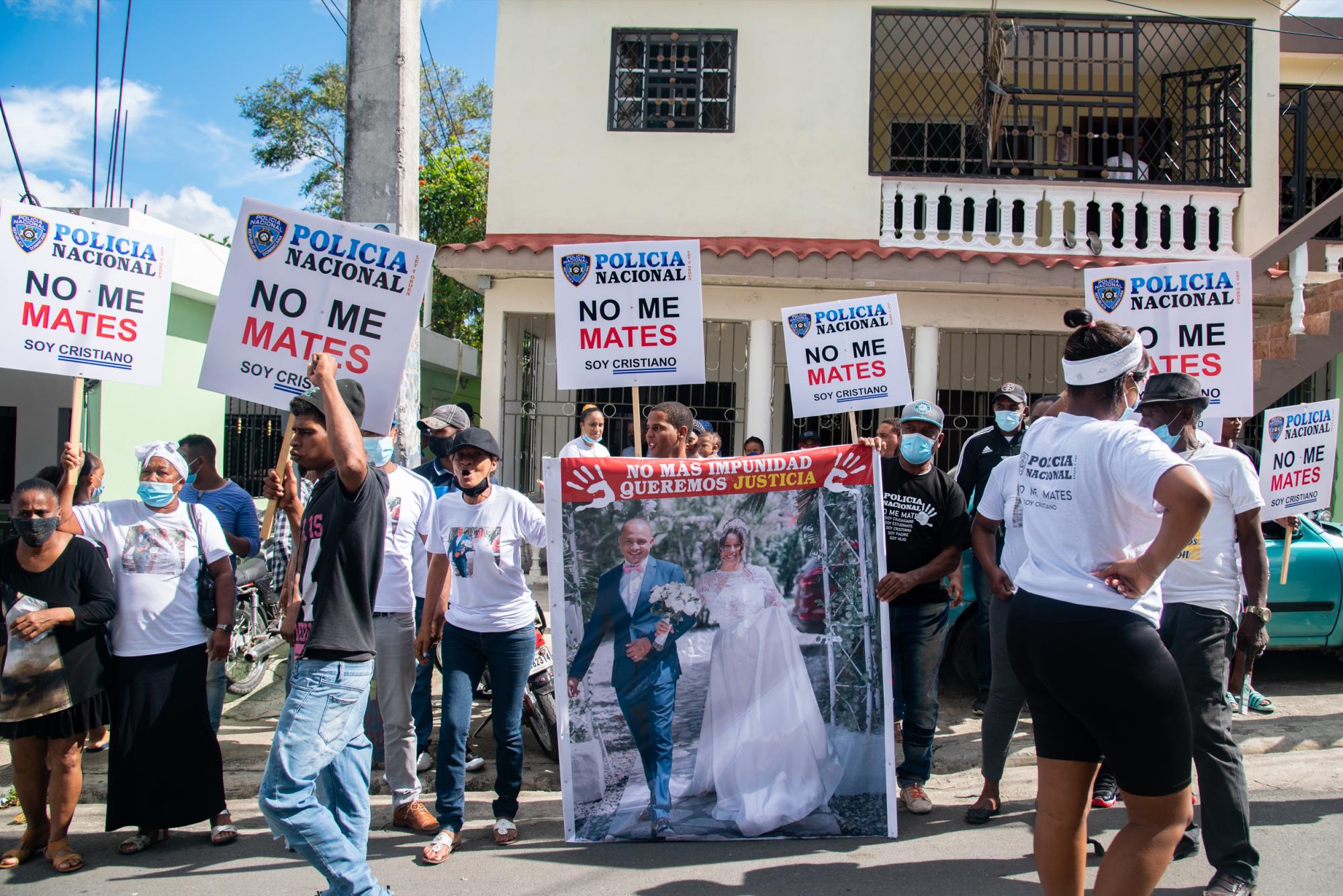 Un nutrido grupo de manifestantes se mantuvo atento a la decisión de la Oficina Judicial de Servicios de Atención Permanente de Villa Altagracia (Foto: Juan Miguel Peña)