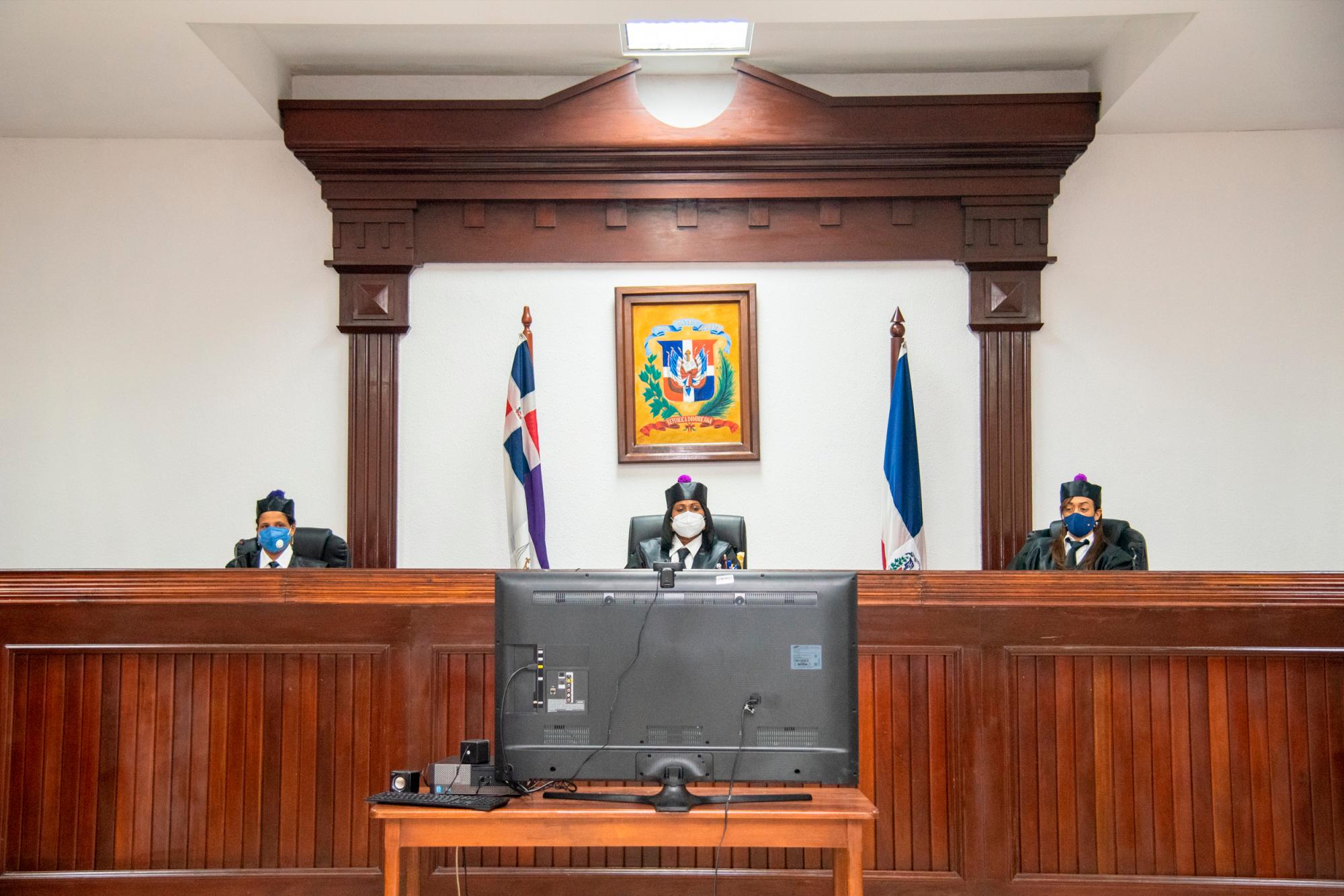 Vista de tres juezas y el nuevo sistema durante la reapertura el miércoles 29 de julio de 2020 de los servicios presenciales en los tribunales de los palacios de justicia del Distrito Nacional y de la provincia Santo Domingo.