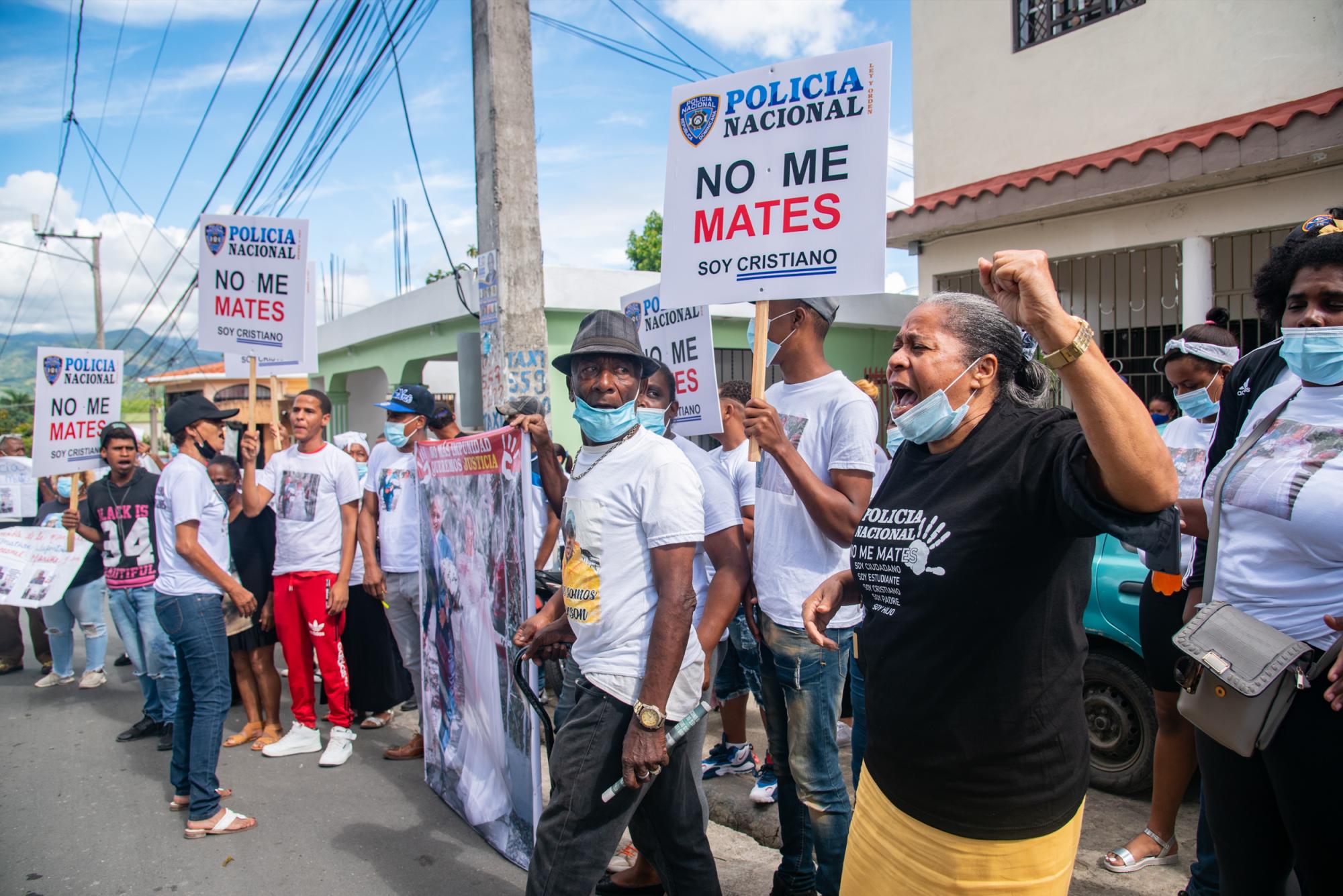 Con su puño cerrado y alzado en señal de protesta, una ciudadana de Villa Altagracia clamaba justicia por el asesinato de Elisa Muñoz y Joel Díaz. (Foto: Juan Miguel Peña)