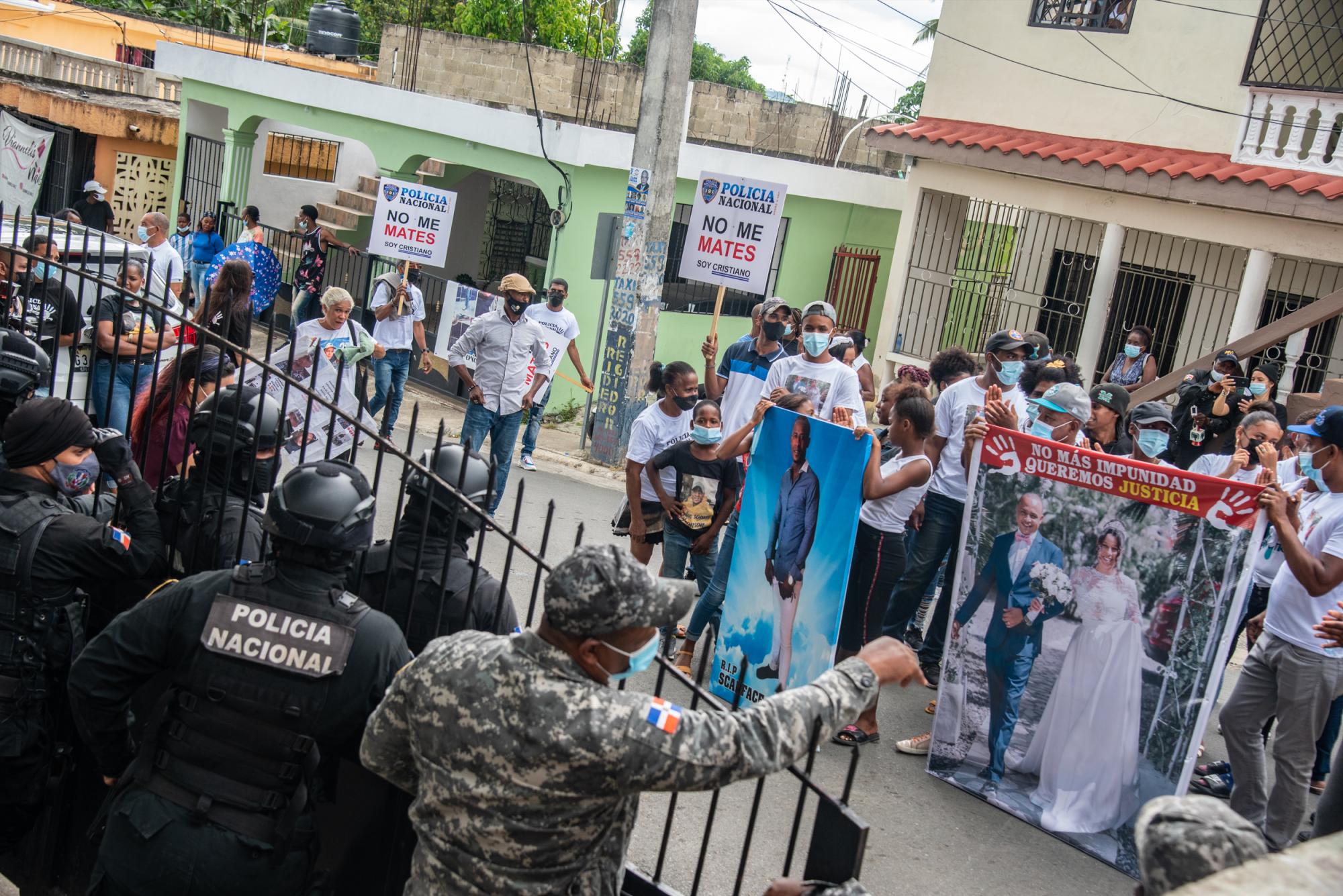 Policía Nacional no me mates, soy cristiano rezaban las pancartas que miraban los oficiales la policía que resguardaban el recinto judicial (Foto: Juan Miguel Peña)