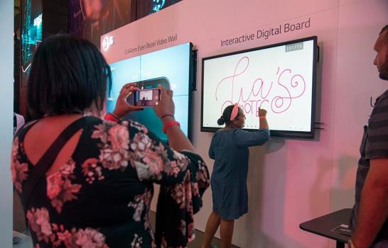 Fanáticos de la tecnología disfrutan de las novedades en ClaroTec 2019 