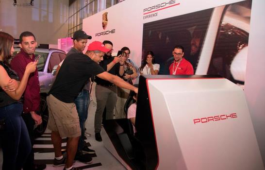 Fanáticos de la tecnología disfrutan de las novedades en ClaroTec 2019 