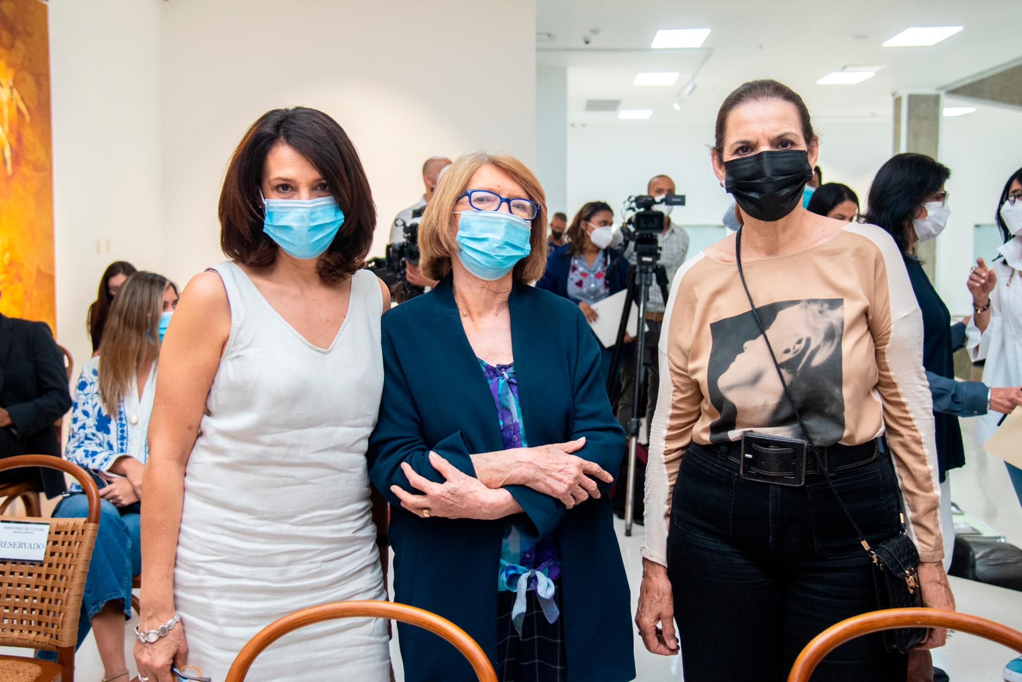 Inés de Tolentino, Marian de Tolentino y María del Carmen Ossaye.