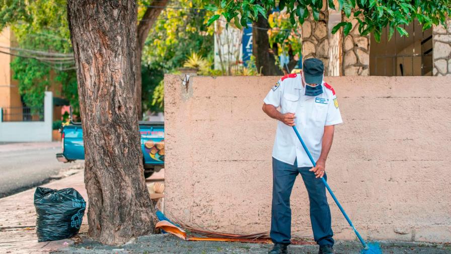 Hombres ganan más dinero que las mujeres aun en trabajos domésticos