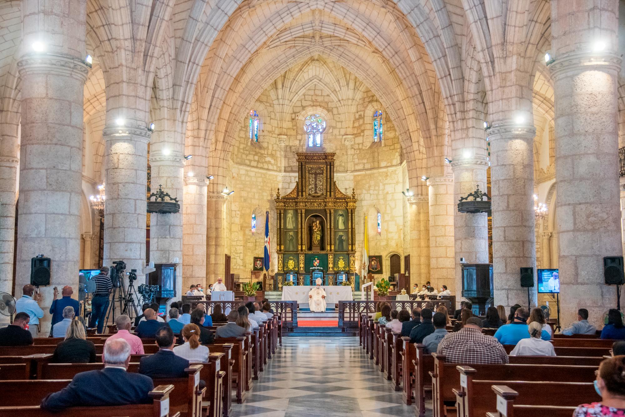 A la misa en la catedral asistieron funcionarios de la Alcaldía.