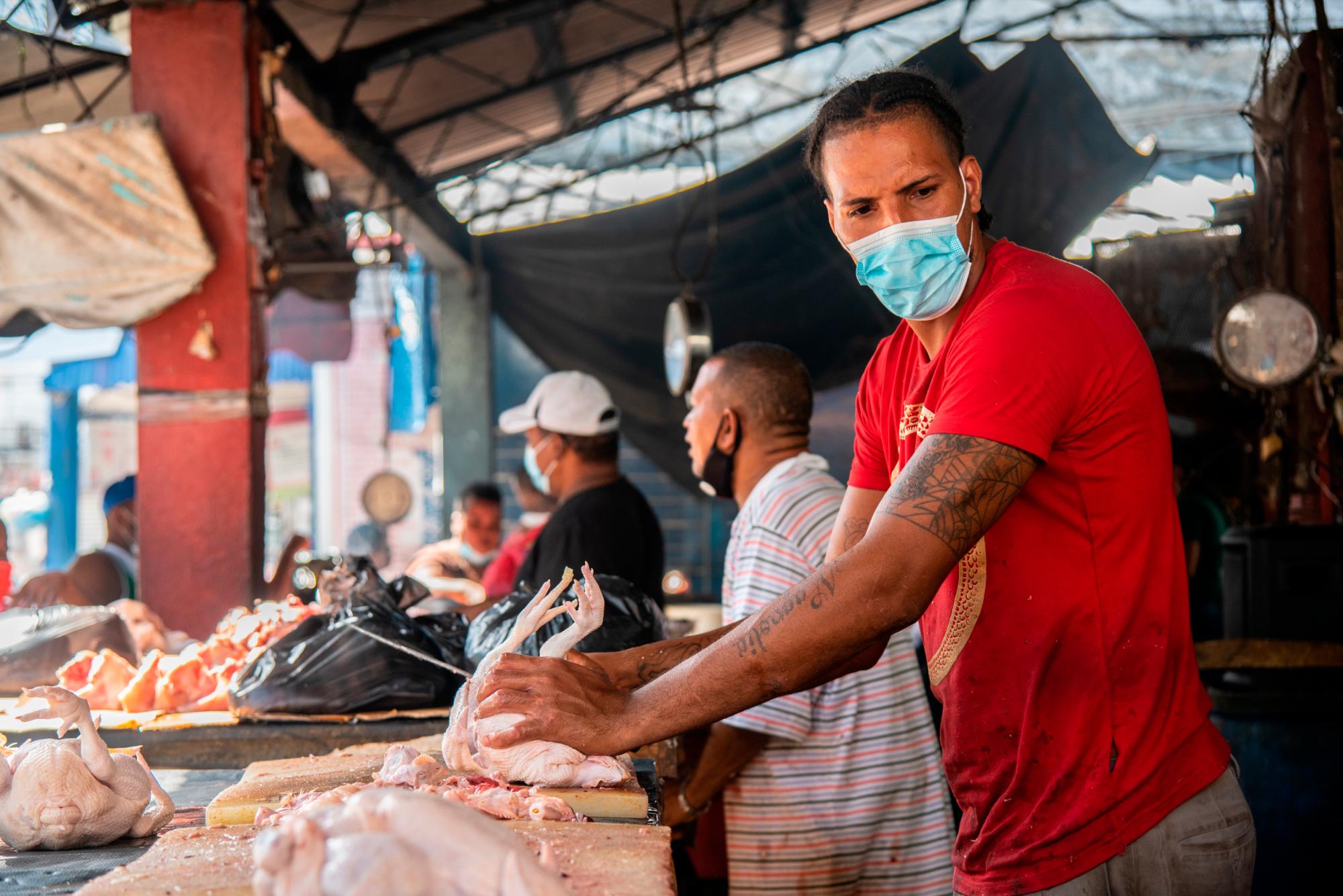 Puestos de ventas de carne de pollo en el Mercado Modelo en Santo Domingo.