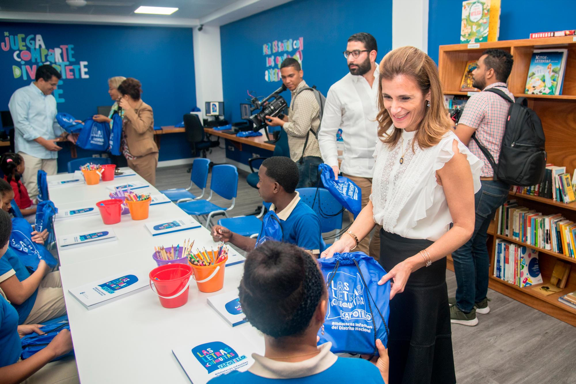 Ligia Bonetti y otros empresarios que aportaron para la instalación de la biblioteca comparten con niños beneficiados.