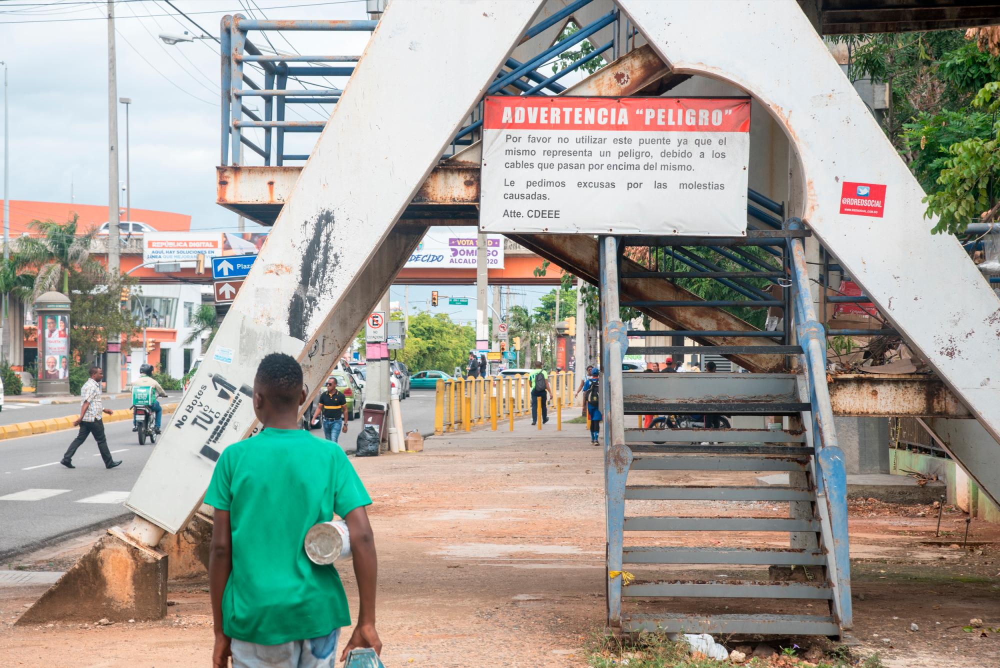 Algunas barras de metal fueron soldadas en la escalinata para que la gente no suba y se exponga a una descarga eléctrica.