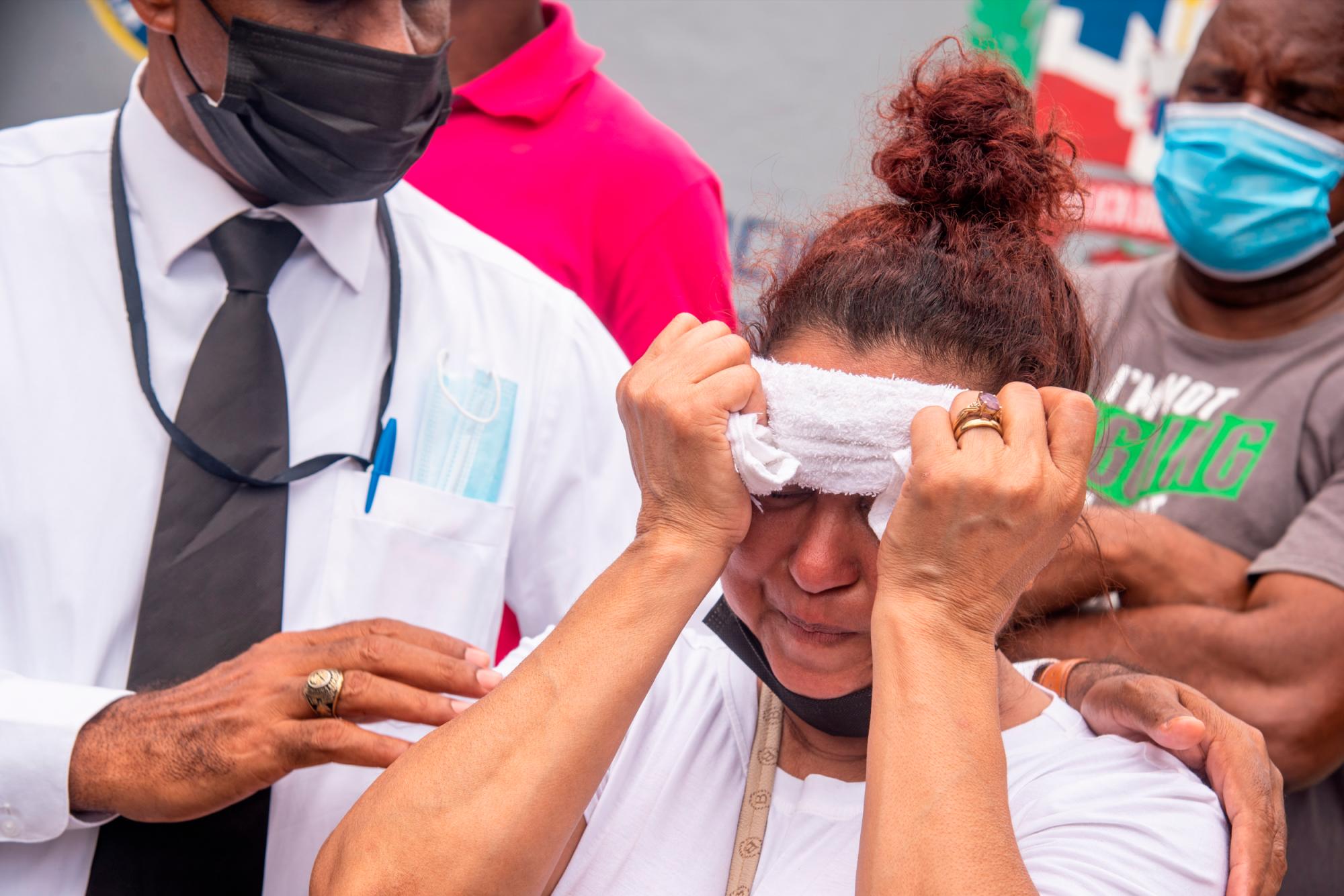 •La señora Emérita Marte, madre de Elisa Múñoz, mientras llora la muerte de su hija. ( DIARIO LIBRE/JUAN MIGUEL PEÑA)