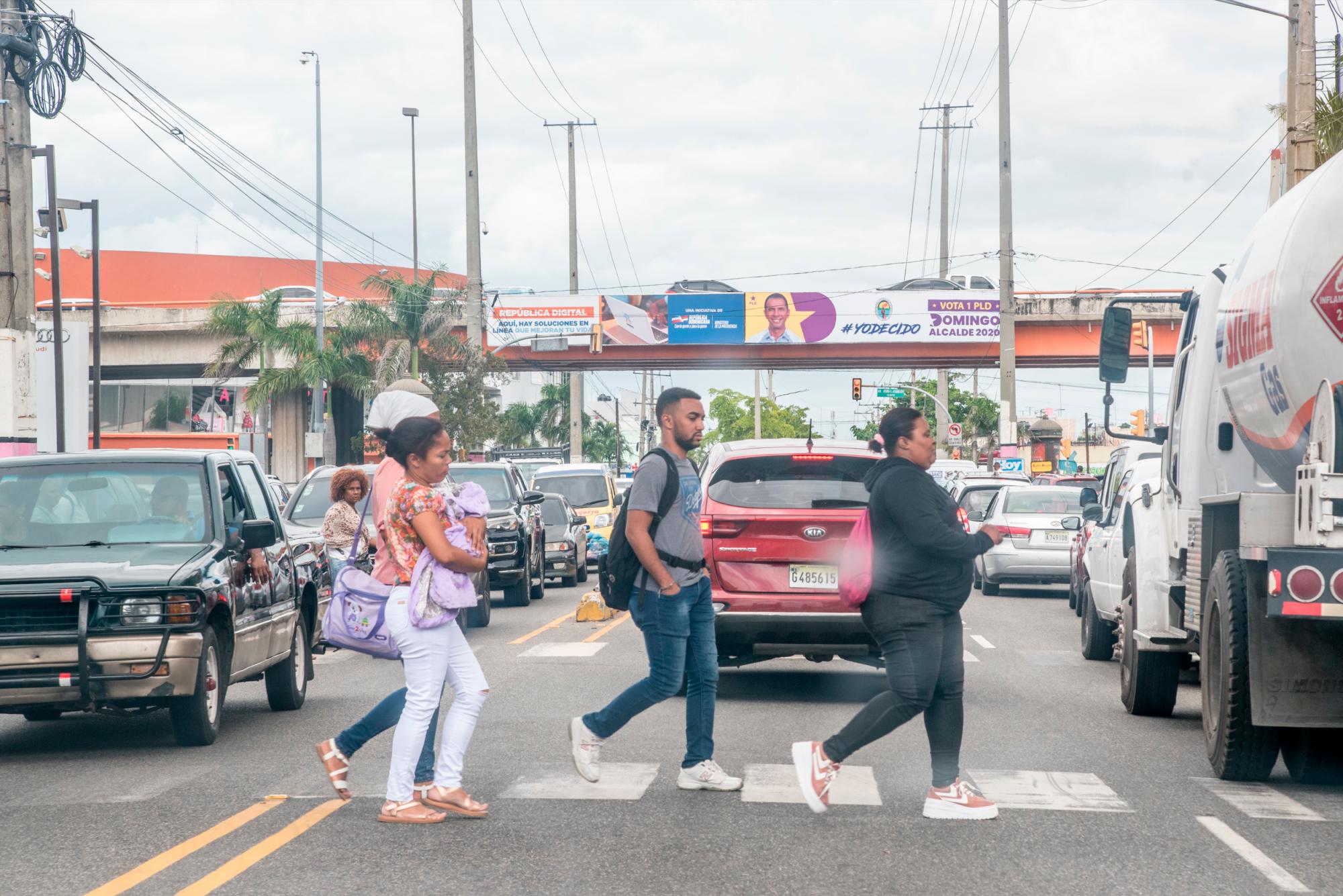 Varios accidentes han ocurrido debajo del peatonal en la intersección de la Gasset y la calle Heriberto Pieter.