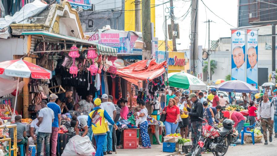 Vendedores vuelven a arrabalizar entorno de la estación Mamá Tingó