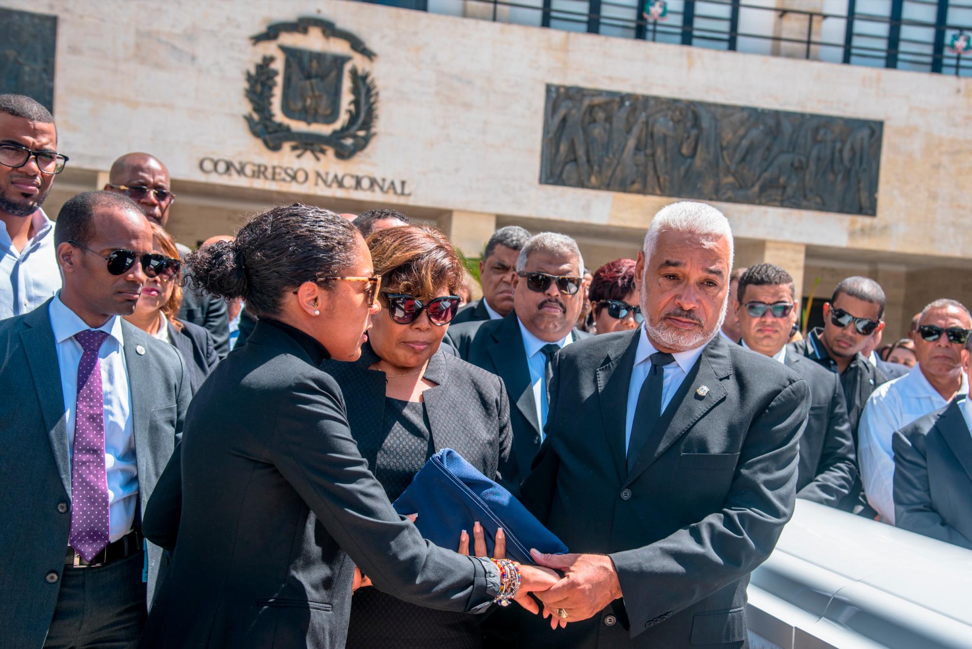 Radhamés Camacho le presenta sus respetos y condolencias a la viuda del fallecido alcalde de Boca Chica y exdiputado Radhamés Castro, durante el homenaje realizado en el congreso el domingo 22 de septiembre de 2019. 