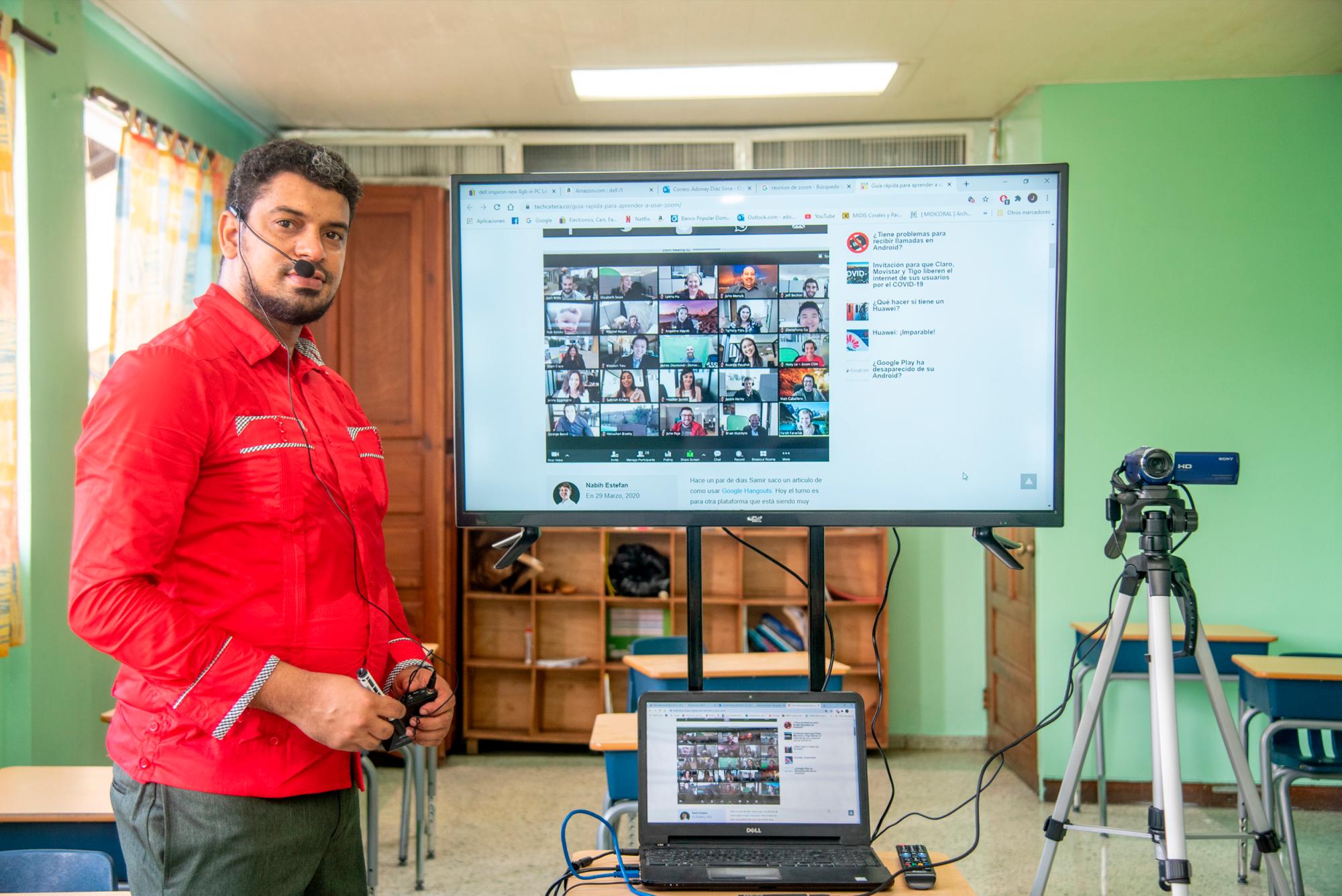 Adonai Díaz, profesor de música y director del coro y la banda musical, forma parte del equipo de tecnología que ha preparado aulas como ésta para que los docentes den sus clases en modalidad virtual desde el colegio si así lo desean.