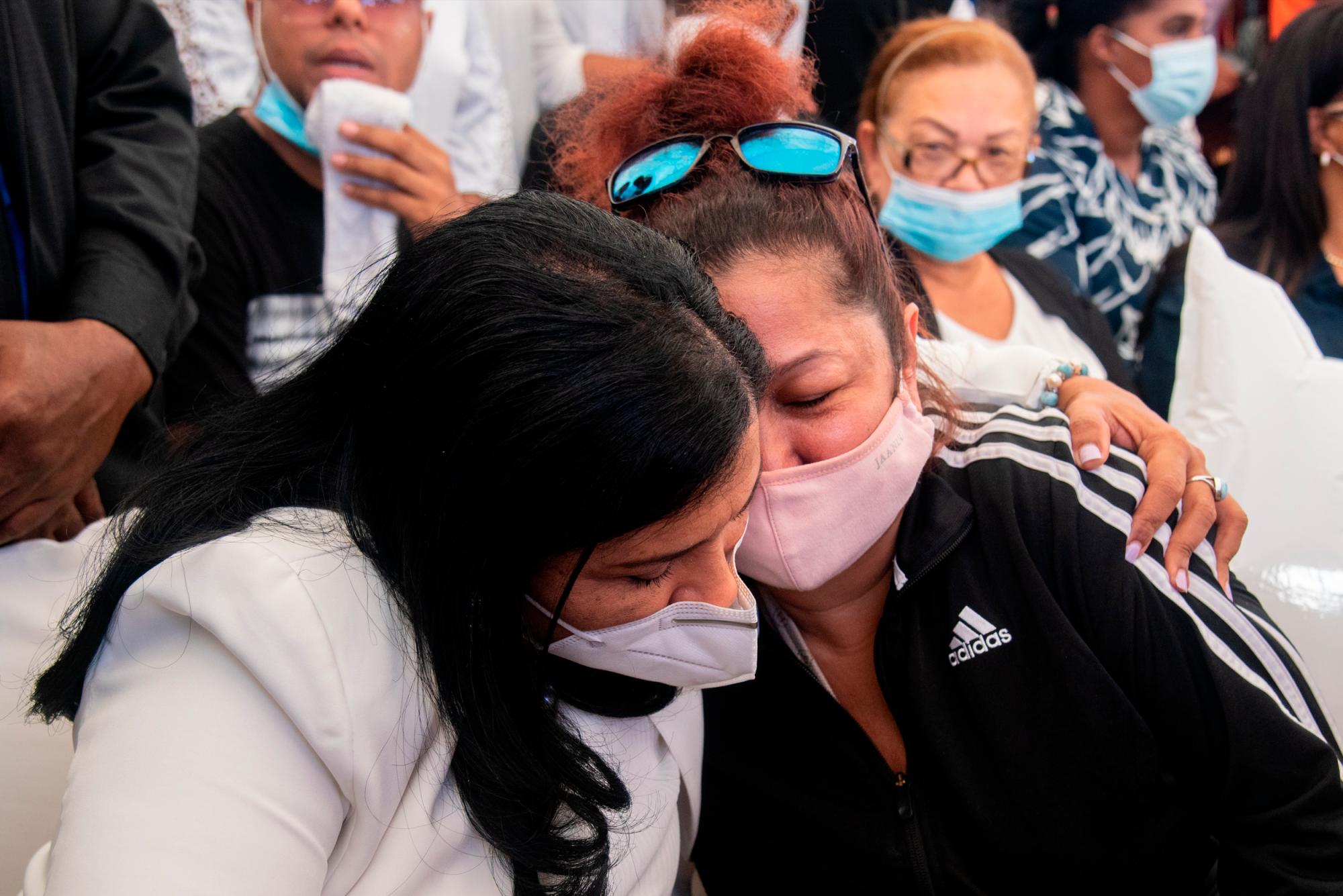 La madre de Elisa Muñoz recibió numerosas muestras de apoyo y solidaridad durante el sepelio de su hija y yerno. (Juan Miguel Peña / Diario Libre)