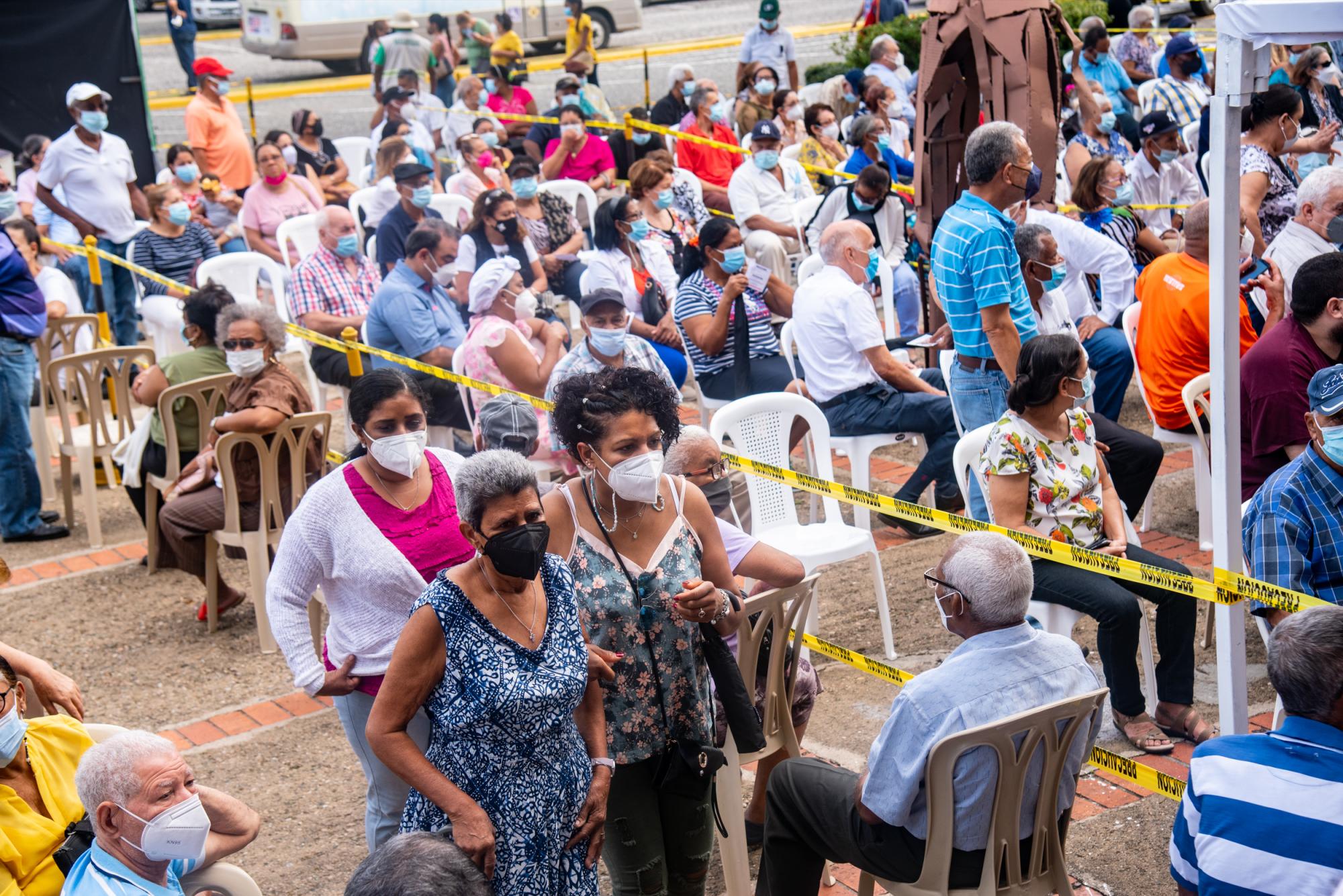 Civismo y paciencia son claves a para enfrentar las largas filas que se presentaron en la sede de la UNPHU en Santo Domingo (Foto: Juan Miguel Peña / Diario Libre)