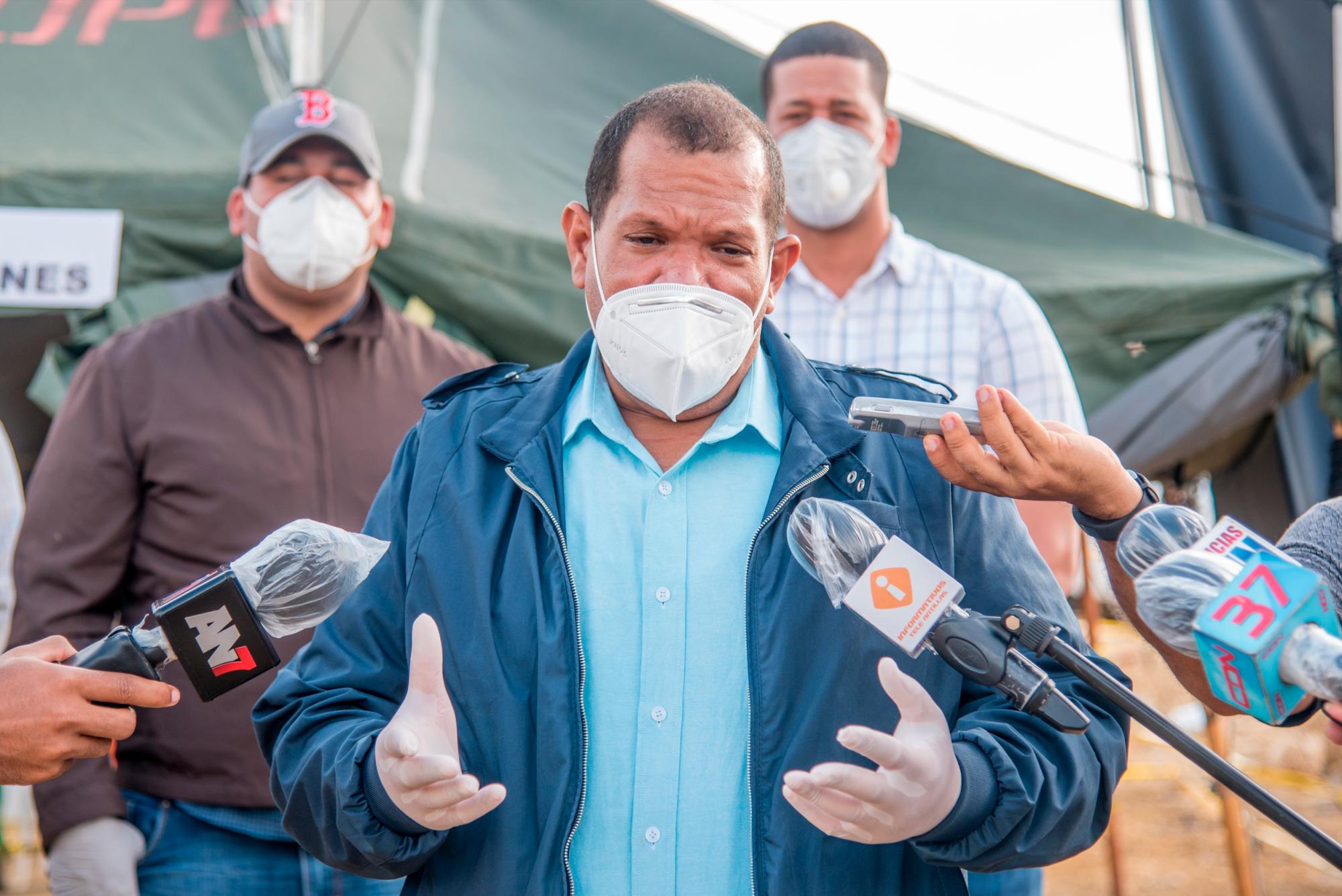 De su lado, el alcalde del municipio Santo Domingo Norte, Carlos Guzmán.