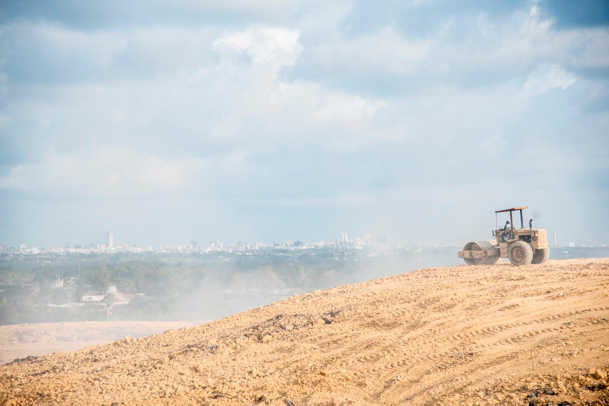 Montañas de basura cubiertas de arcilla. 
