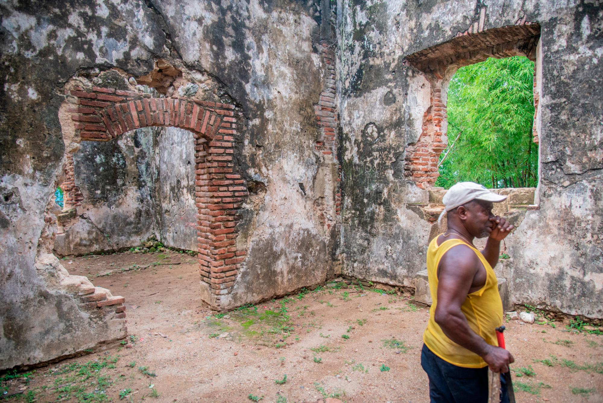 Dentro, el palacete no está en buenas condiciones.