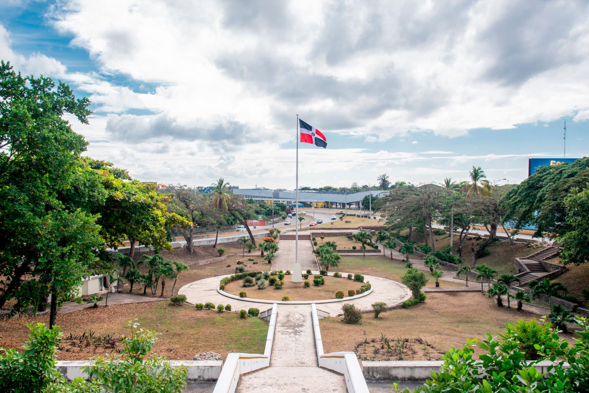 Parte de la Plaza Juan Pablo Duarte que ha sido recuperada, al fondo lo que se construyó como una terminal de autobuses.