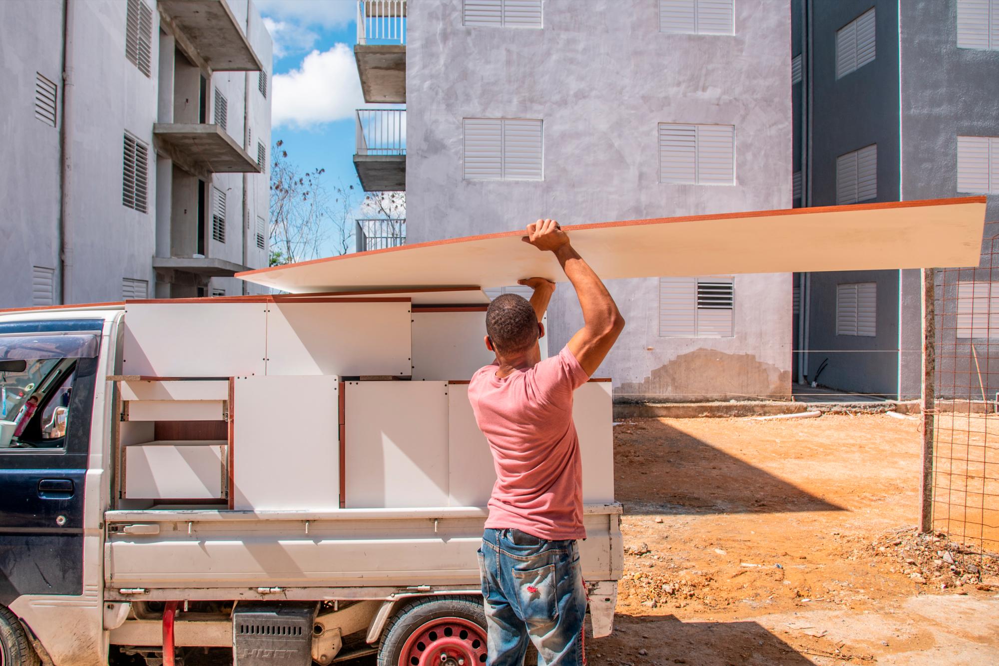 Trabajadores instalan los gabinetes