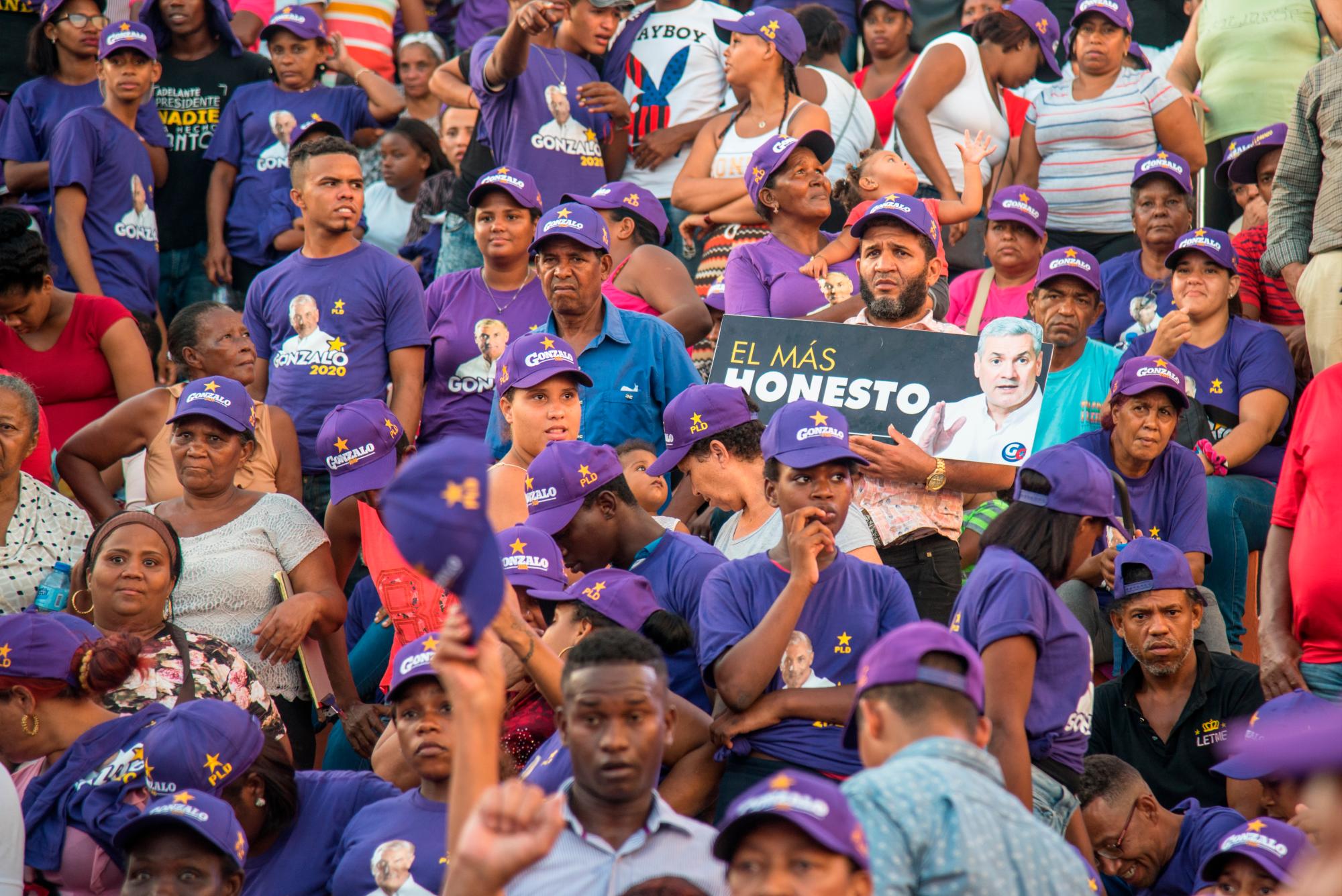Seguidores del precandidato presidencial del PLD, Gonzalo Castillo, en un acto en el Club Deportivo Los Cachorros del sector Cristo Rey el lunes 12 de agosto de 2019.