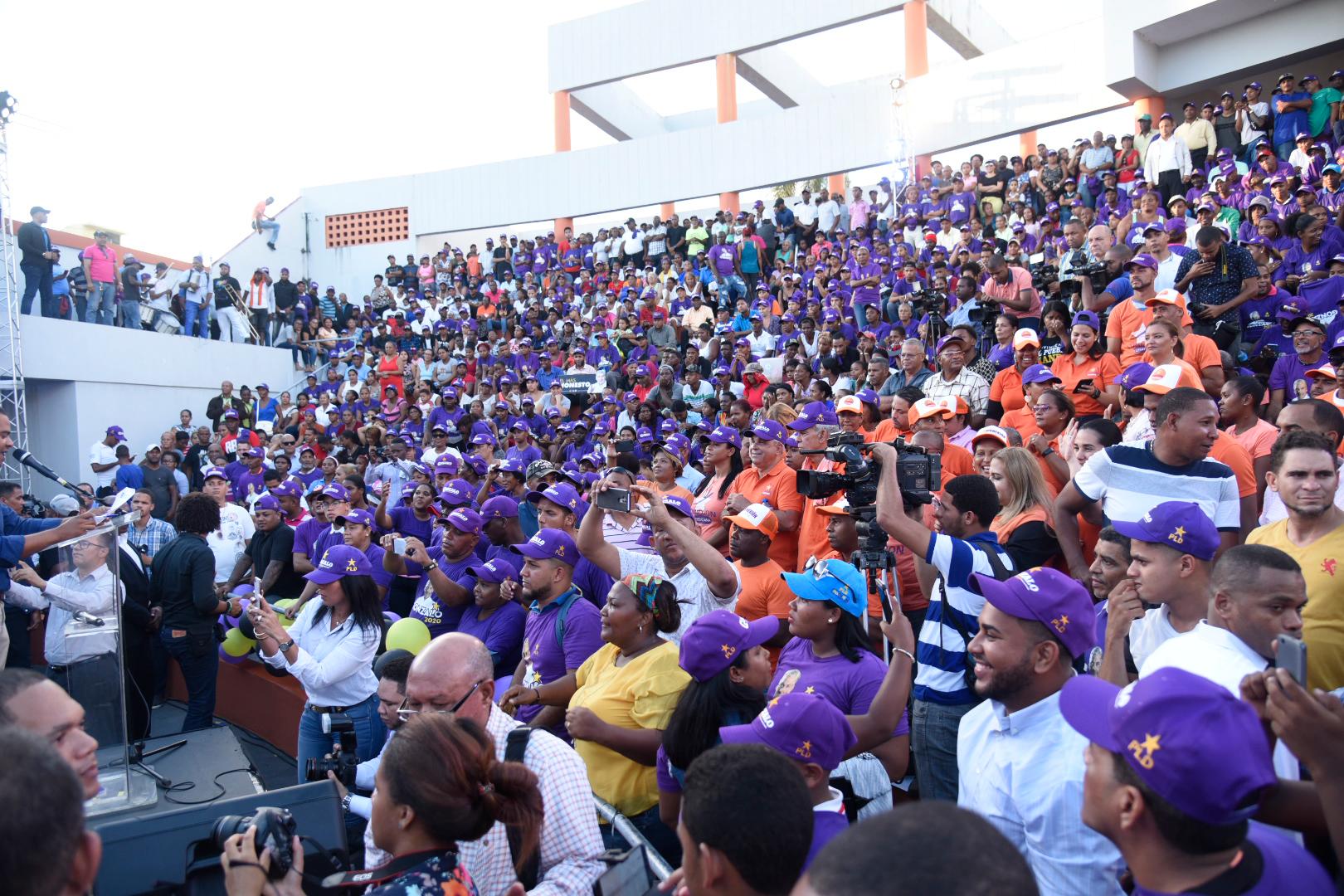 Panorámica de decenas de militantes del Movimiento el Pueblo Manda en apoyo al precandidato Gonzalo Castillo.