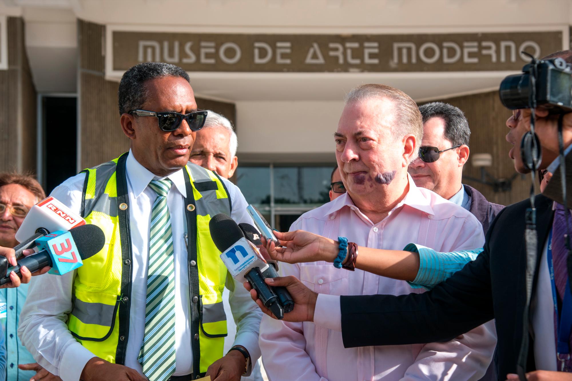 Francisco del Valle Ramírez en compañía del ministro de Cultura, Eduardo Selman, anuncia los avances del remozamiento de museos en la Plaza de la Cultura.