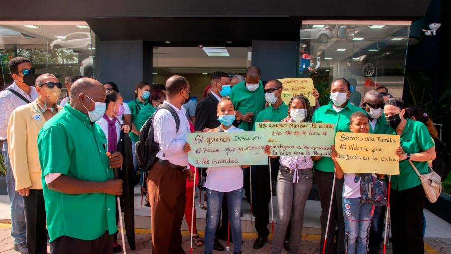 Empleados con discapacidad visual protestan por cancelaciones en la Lotería  