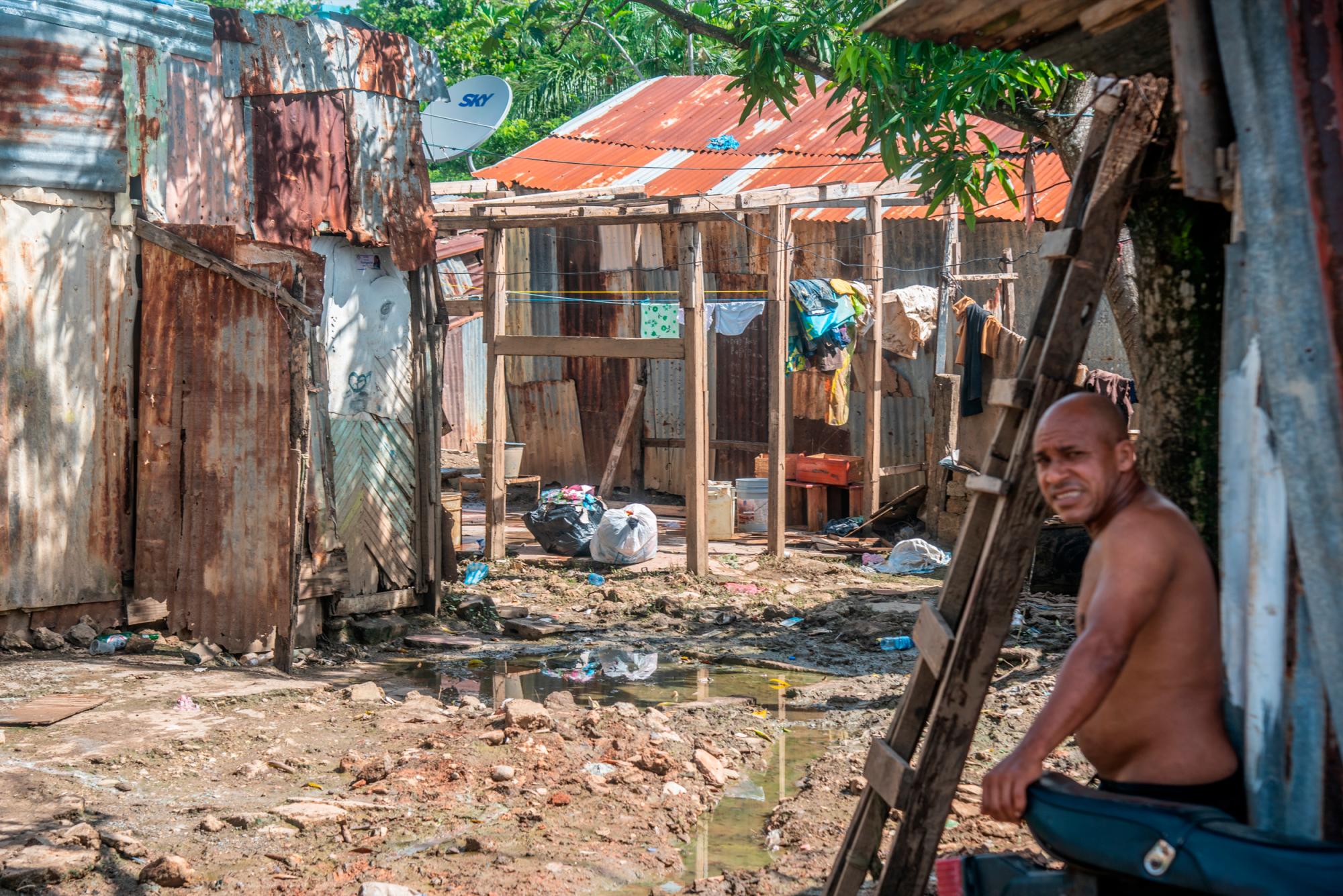 Algunas familias se mantienen en casas de parientes, pero otros que ocupaban refugios volvieron a sus casas todavía con agua y lodo.