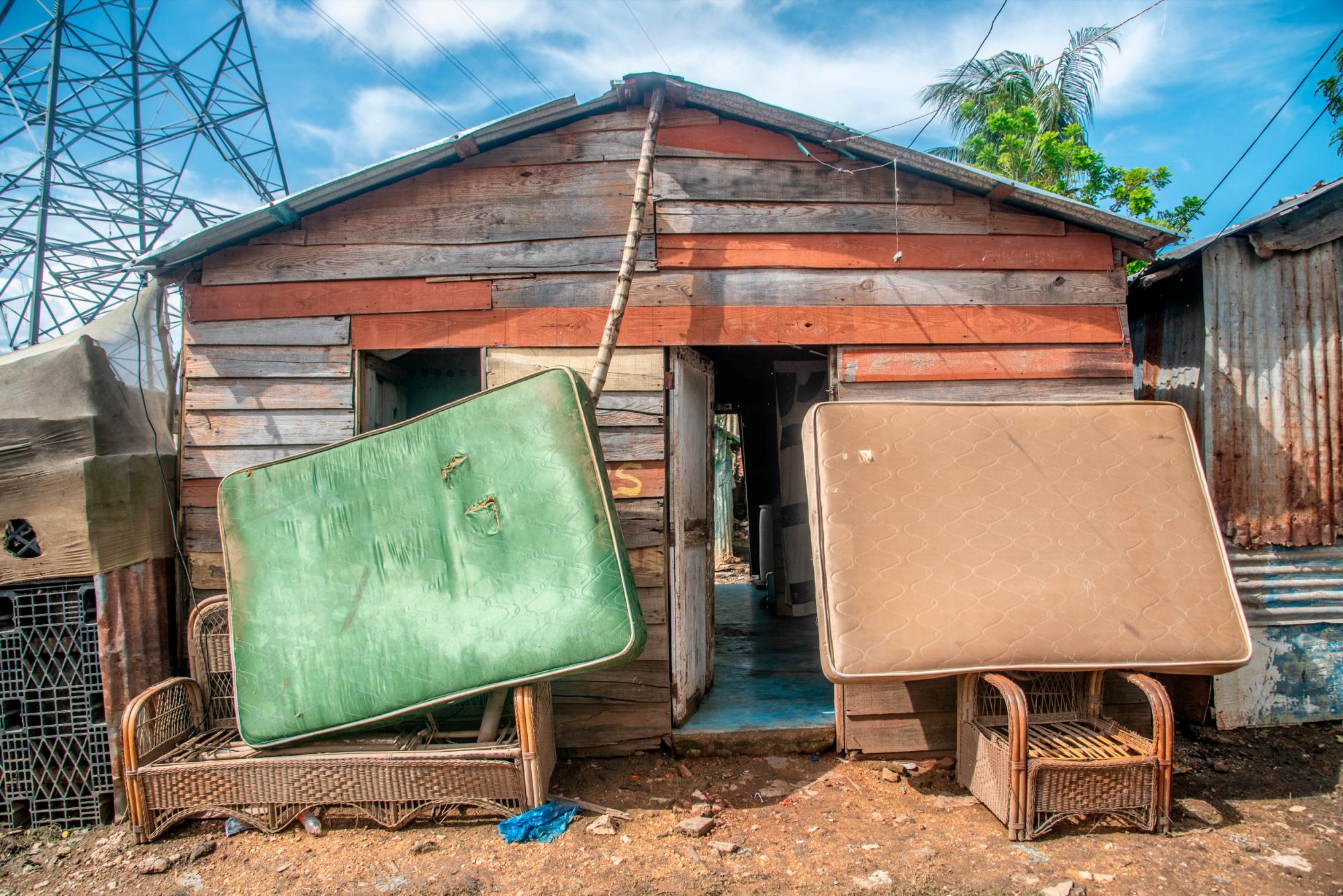 Moradores del barrio Los Coordinadores afectados por las inundaciones durante la tormenta Laura. 