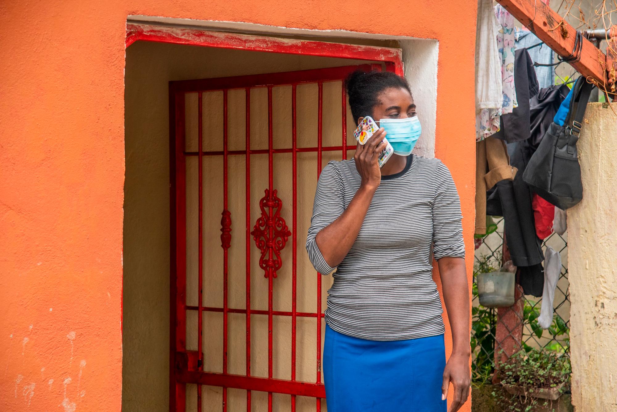 La esposa del vecino Javier Jiménez, Ibérica Peña, mientras explicaba que los documentos que tiene demuestran que la mitad del callejón es de su propiedad.