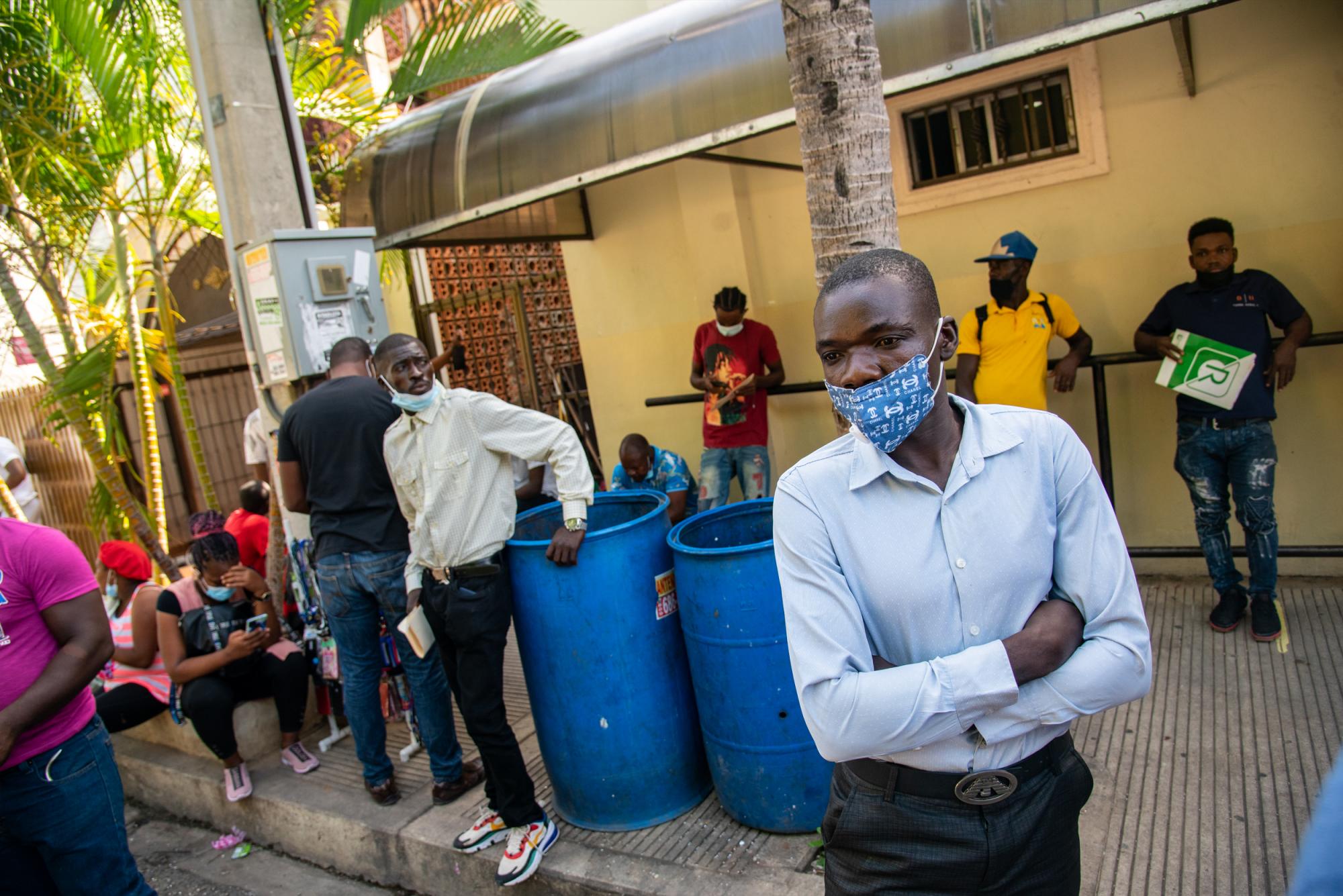 Los ciudadanos haitianos presentes en la embajada de su país en República Dominicana manifestaron temor de volver a Haití por la ola de violencia e inseguridad que azota a esa nación (Foto: Juan Miguel Peña / Diario Libre)